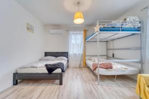 ein Schlafzimmer mit zwei Etagenbetten und einem Fenster in der Unterkunft Párty dům 