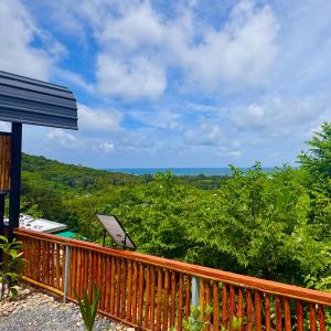 eine Holzterrasse mit Meerblick in der Unterkunft Sky View House Proy in Ko Lanta Yai