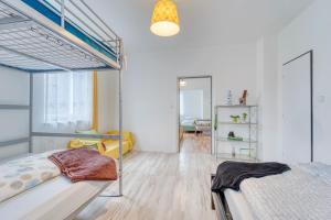 Un dormitorio con dos literas y un espejo. en Párty dům, 