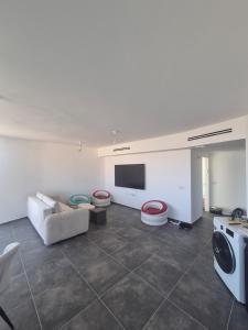 TV a/nebo společenská místnost v ubytování sea view apartment + 1 fotografie