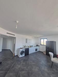 Kuchyň nebo kuchyňský kout v ubytování sea view apartment