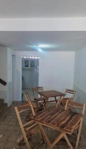 een groep stoelen en een tafel in een kamer bij Casabeiramaritamaracá in Itamaracá
