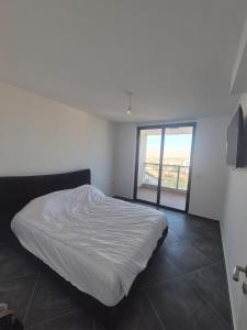 Postel nebo postele na pokoji v ubytování sea view apartment