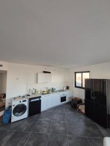 Kuchyň nebo kuchyňský kout v ubytování sea view apartment