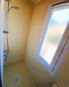 ein Badezimmer mit Dusche und Fenster in der Unterkunft Gaspro3 - Maison une chambre climatisée proche de St Tropez in Gassin + 13 Fotos