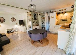 ein Wohnzimmer mit Tisch und Couch in der Unterkunft Gaspro3 - Maison une chambre climatisée proche de St Tropez in Gassin