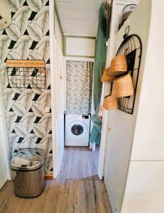 ein Flur mit einer Waschmaschine in einem Zimmer in der Unterkunft Gaspro3 - Maison une chambre climatisée proche de St Tropez in Gassin