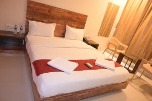 Ένα ή περισσότερα κρεβάτια σε δωμάτιο στο Hotel Royal Residency