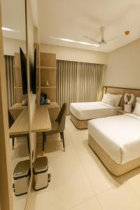 Postel nebo postele na pokoji v ubytování Aarambh By The Sky Imperial Indore