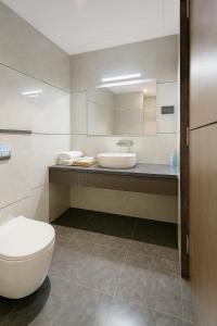 Koupelna v ubytování Aarambh By The Sky Imperial Indore + 6 fotografií