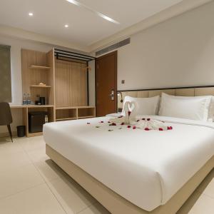 Postel nebo postele na pokoji v ubytování Aarambh By The Sky Imperial Indore