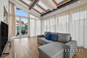 TV a/nebo společenská místnost v ubytování Villa Blu Lucca- Pool and Parking 10 Min from Lucca