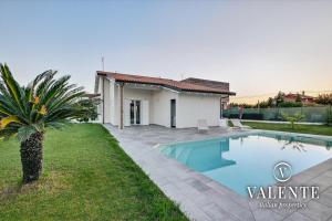 Bazén v ubytování Villa Blu Lucca- Pool and Parking 10 Min from Lucca nebo v jeho okolí