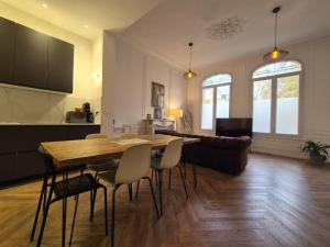eine Küche und ein Wohnzimmer mit einem Holztisch und Stühlen in der Unterkunft Bogota - Charme central à Reims - 6P in Reims + 12 Fotos