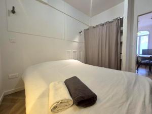 ein Schlafzimmer mit einem Bett mit zwei Handtüchern darauf in der Unterkunft Bogota - Charme central à Reims - 6P in Reims