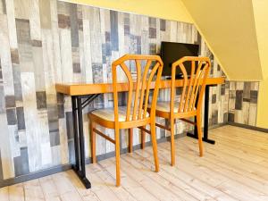 a wooden table with two chairs and a computer at 33 - 11 Hotelkamer voor twee personen in Marx in Bunkenburg