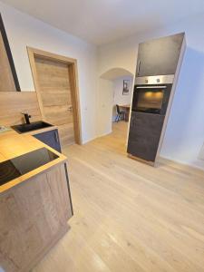 蒂罗尔州霍尔Stylish 1-Bedroom Old Town Retreat的一个带水槽和烤箱的厨房