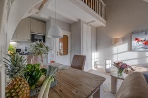 a kitchen and living room with a wooden table in a room at Leo in Keitum