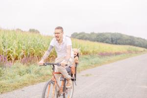 Ein Mann fährt mit einem kleinen Mädchen auf dem Fahrrad. in der Unterkunft Un éco-camping en Vendée in Chauché