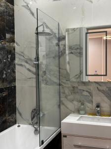 Un baño de ALA APARTS - 4YOU, Amir