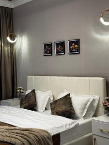 Una cama o camas en una habitación de ALA APARTS - 4YOU, Amir