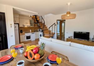 ein Wohnzimmer mit einem Tisch und einer Obstschale in der Unterkunft Escapada Slow-Life Piscina, terrazas y olas cerca - Casa Pez in Majanicho