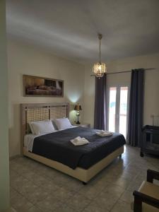 Ένα ή περισσότερα κρεβάτια σε δωμάτιο στο Villa Maxim with Private Pool & Tennis Court