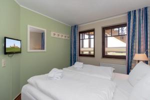 Postel nebo postele na pokoji v ubytování Urlaubstraeume-am-Meer-Wohnung-5-7-9590