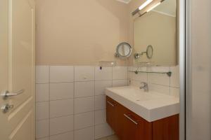 Koupelna v ubytování Urlaubstraeume-am-Meer-Wohnung-5-7-9590 + 5 fotografií