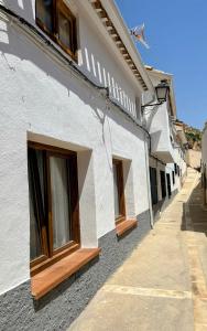 阿尔卡拉德尔胡卡尔Casa cueva del sastre Alcalá del Júcar的建筑物一侧的一排窗户