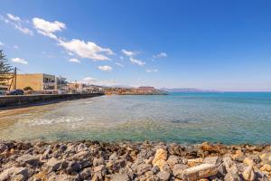 Niros Beachfront Aparthotel في كوكيني خانيون: إطلالة على المحيط من شاطئ صخري