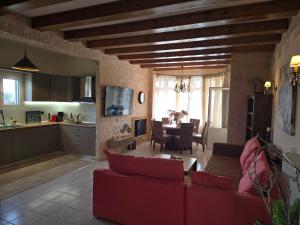 Η κουζίνα ή μικρή κουζίνα στο Villa Maxim with Private Pool & Tennis Court