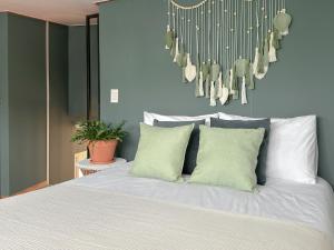 Ένα ή περισσότερα κρεβάτια σε δωμάτιο στο 명동, 남대문 7분! 2층 복층 2룸 하우스