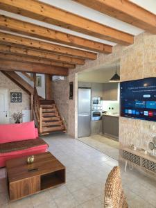 Η κουζίνα ή μικρή κουζίνα στο Villa Maxim with Private Pool & Tennis Court