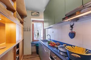 eine Küche mit einer Theke mit einer Schale Gemüse darauf in der Unterkunft Appartamento Alpine Suite - Happy Rentals in Sestriere