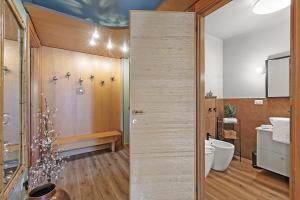 ein Badezimmer mit Dusche, Toilette und Waschbecken in der Unterkunft Appartamento Alpine Suite - Happy Rentals in Sestriere + 12 Fotos