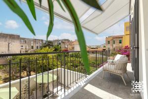 un balcone con vista sulla città di Mesbeglia Luxury Rooms ad Alghero