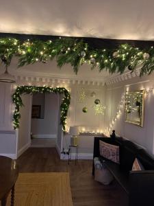 una sala de estar con luces de Navidad en el techo en Maes Y Neuadd Country House, en Talsarnau