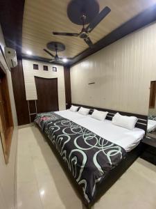 Ένα ή περισσότερα κρεβάτια σε δωμάτιο στο Hotel Vrindavan Near Vrindavan +29 φωτογραφίες