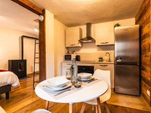 eine kleine Küche mit einem weißen Tisch und einem Kühlschrank in der Unterkunft ALP BREAK 1 - Nel Borgo Storico del Ponte Romano in Aosta + 7 Fotos