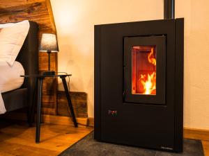 einen Kamin mit Kamin in einem Zimmer in der Unterkunft ALP BREAK 1 - Nel Borgo Storico del Ponte Romano in Aosta