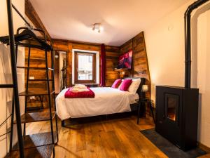 ein Schlafzimmer mit einem Bett mit Leiter neben einem Kamin in der Unterkunft ALP BREAK 1 - Nel Borgo Storico del Ponte Romano in Aosta