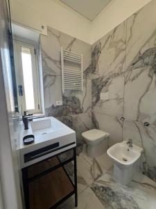 een badkamer met een wastafel en een toilet bij Sostal5 in Chiubbica