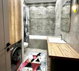 Ένα μπάνιο στο Urban apartment for 6 person in 4YOU Residence