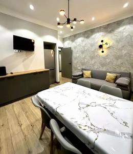 Μια τηλεόραση ή/και κέντρο ψυχαγωγίας στο Urban apartment for 6 person in 4YOU Residence +3 φωτογραφίες