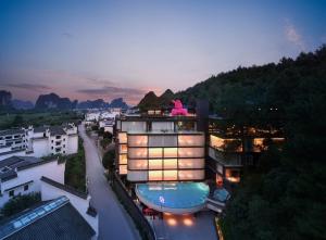 ein Gebäude mit einem Pool darüber in der Unterkunft Shuitiao Boli Hotel (Yangshuo Shili Gallery Yulonghe Branch) in Gaotian