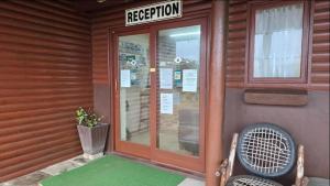 eine Tür zu einem Restaurant mit zwei Stühlen davor in der Unterkunft Kelso lifestyle in Kelso + 45 Fotos