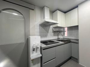 Η κουζίνα ή μικρή κουζίνα στο 엔젤이레미니스튜디오 +8 φωτογραφίες