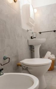 ein Badezimmer mit einer weißen Toilette und einem Waschbecken in der Unterkunft Mononorte in Mar de Ajó