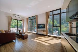 TV a/nebo společenská místnost v ubytování Viet Hoa Hotel & Residence Cat Ba - Rooftop Pool